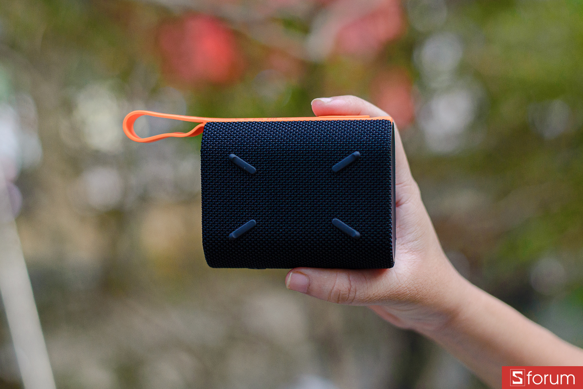 Mặt sau của loa được Xiaomi trang bị 4 thanh cao su vắt chéo