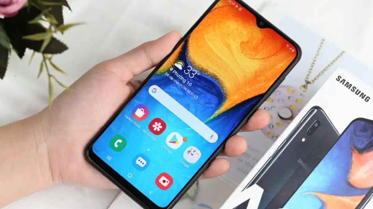 Có nên mua điện thoại Samsung A20 cũ hay không?