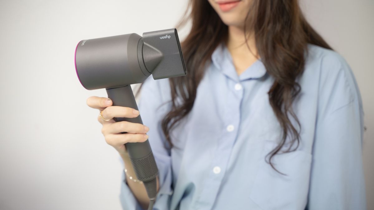 Bạn có nên mua máy sấy tóc Dyson? bg