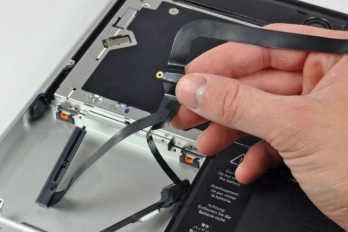 Lỗi kết nối hoặc chân tiếp xúc lỏng có thể khiến Dell kêu 7 tiếng