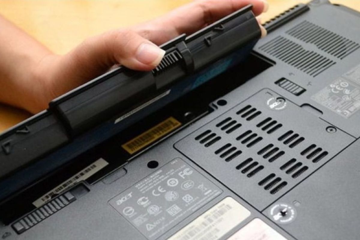 Xả điện tĩnh của máy để khắc phục tình trạng Dell kêu 7 tiếng