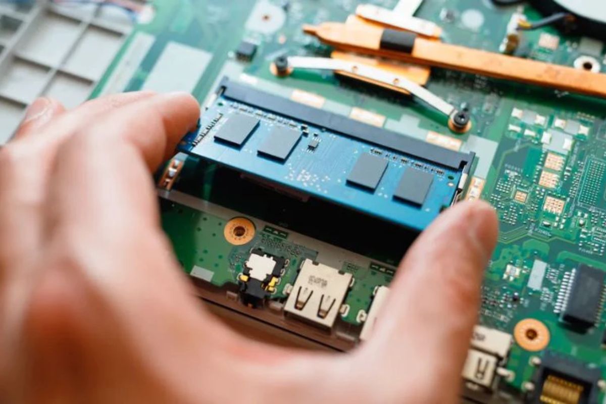 Vệ sinh và lắp lại RAM hoặc CPU để hạn chế tình trạng Dell kêu 7 tiếng