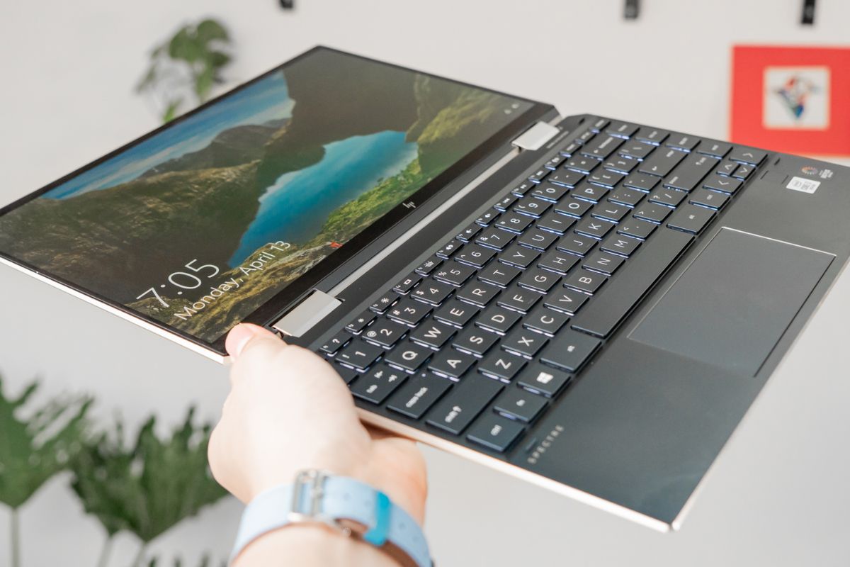 Laptop 2 in 1 có thiết kế mỏng nhẹ, linh hoạt sử dụng
