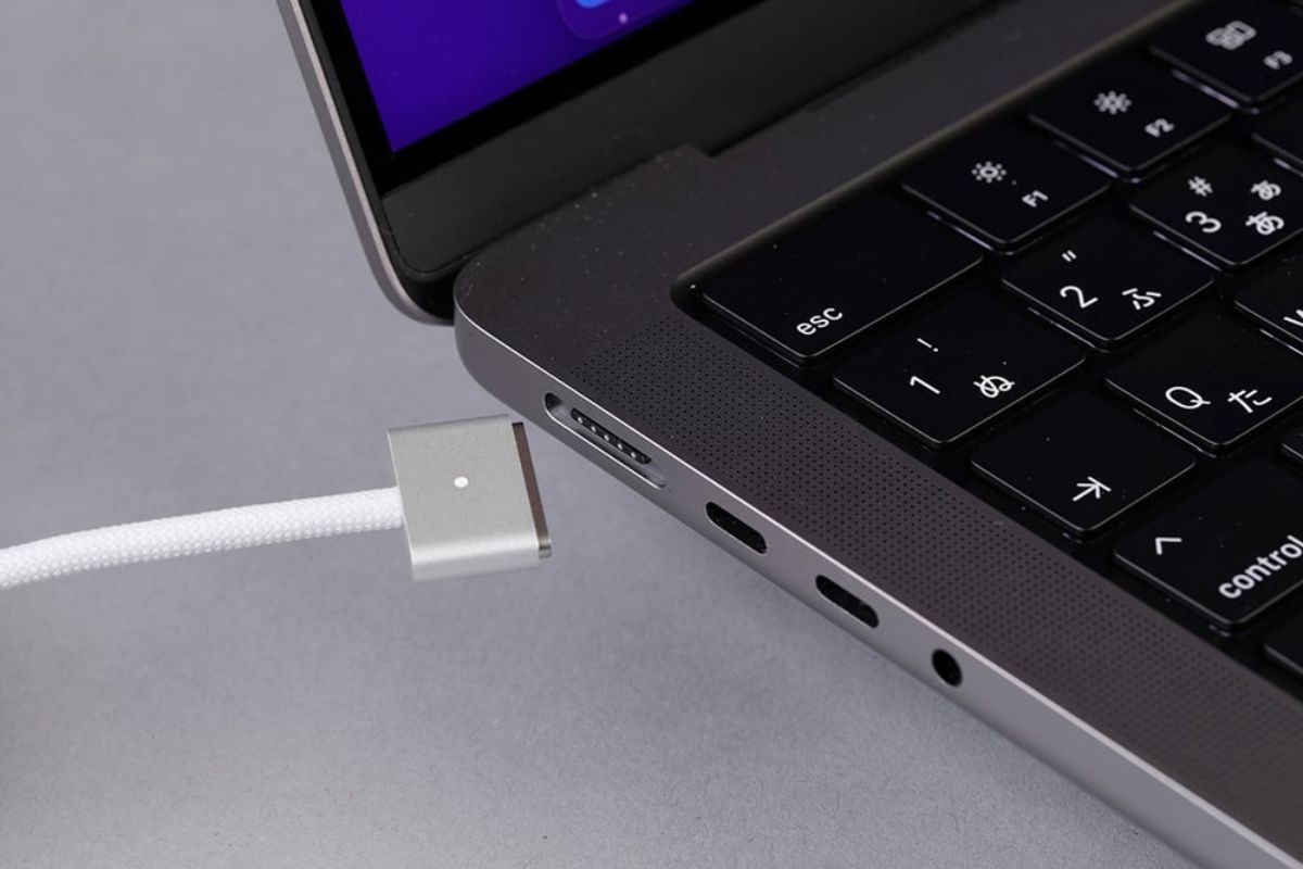 Việc cần làm ngay khi MacBook bị vô nước là ngắt nguồn điện