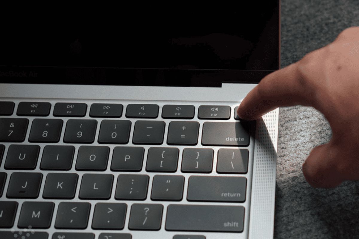 Việc cần làm ngay khi MacBook bị vô nước là tắt máy