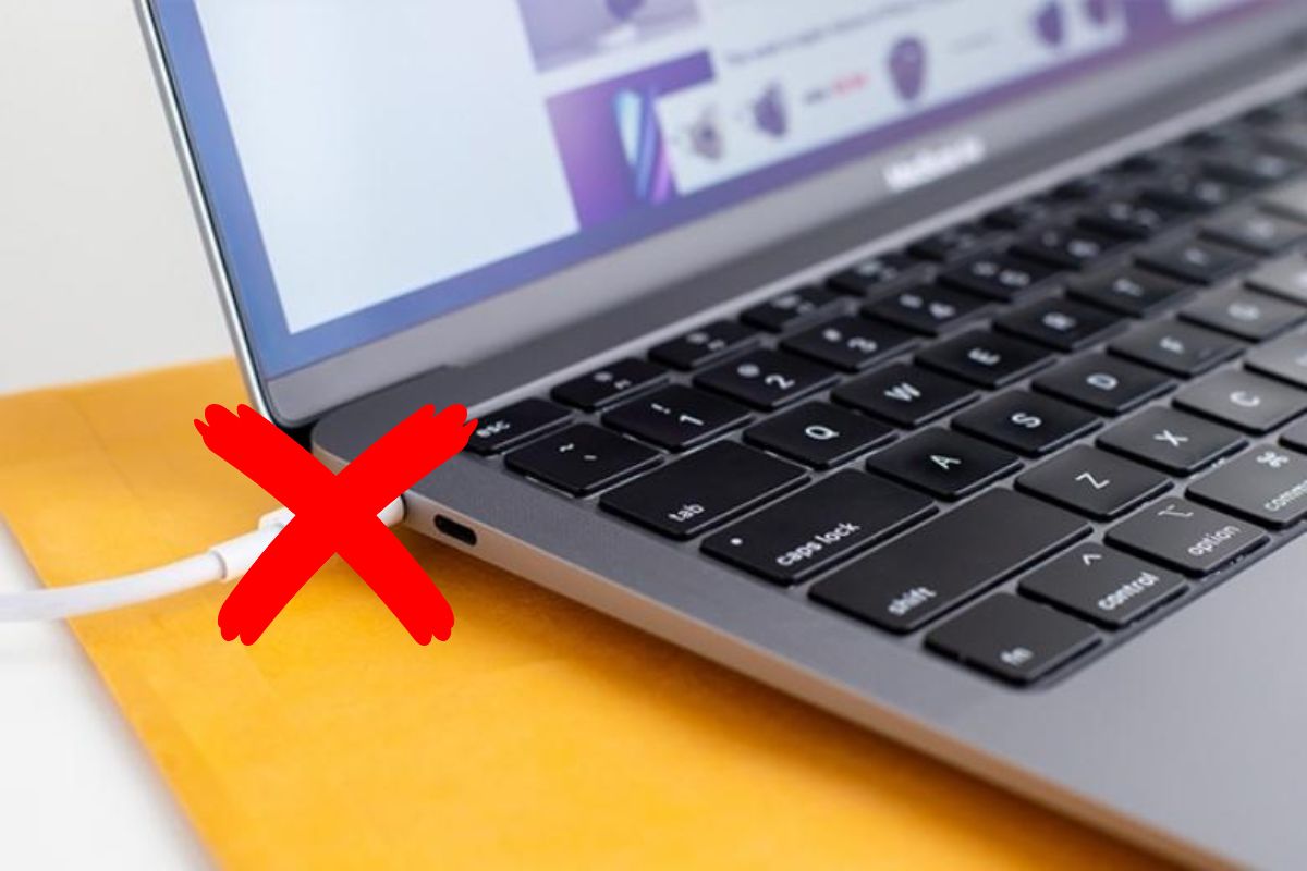 Việc cần làm ngay khi MacBook bị vô nước là không dùng máy sấy