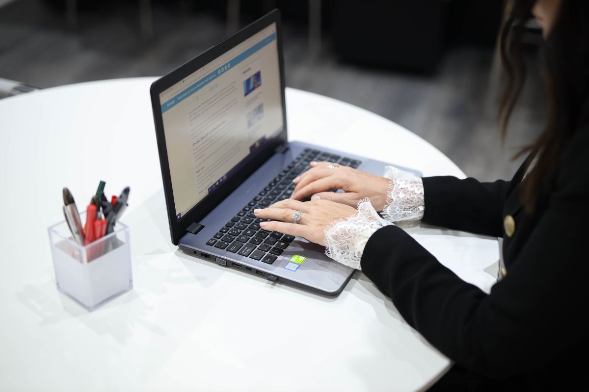 Sự tương xứng về thiết bị của Macbook và laptop