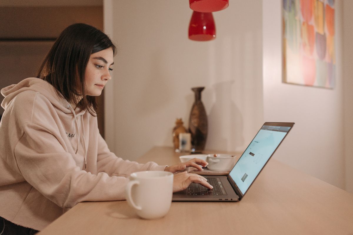Kiểm tra về giá cả giữa Macbook và laptop