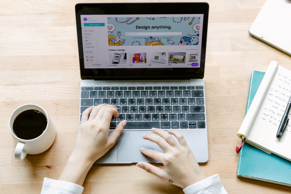 Độ bền của Macbook và laptop