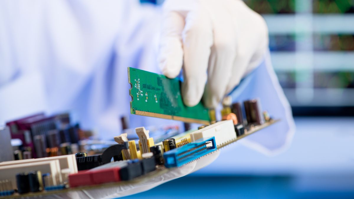 SDRAM là gì? Nguyên lý hoạt động và ứng dụng chi tiết