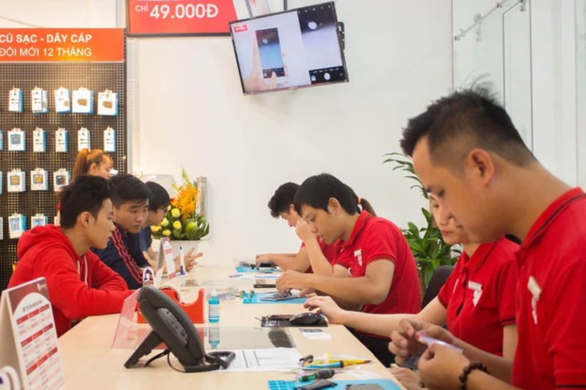Mang điện thoại đến trung tâm sửa chữa uy tín gần bạn nhất