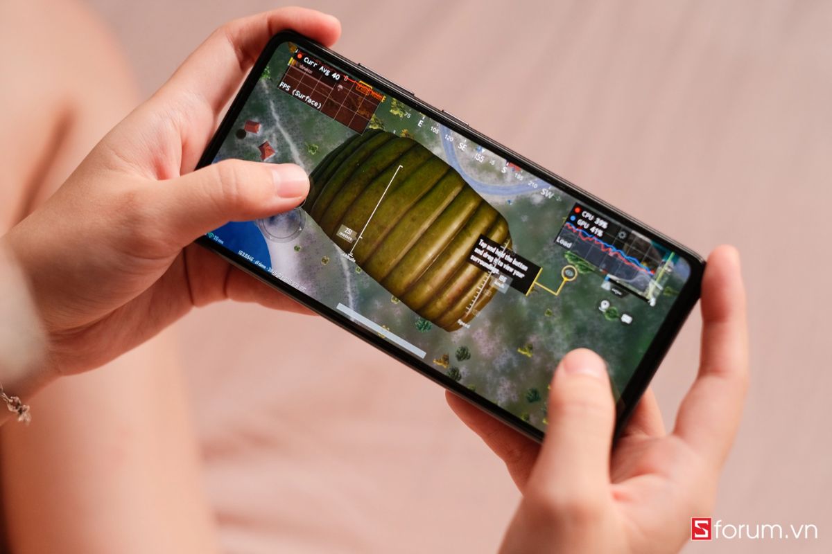 Chơi game hoặc dùng app nặng trong thời gian dài khiến điện thoại bị nóng và nhanh hết pin
