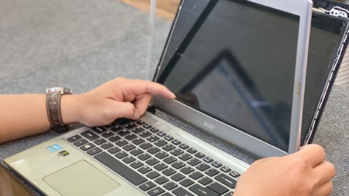 Nguyên nhân viền màn hình laptop bị hở 2