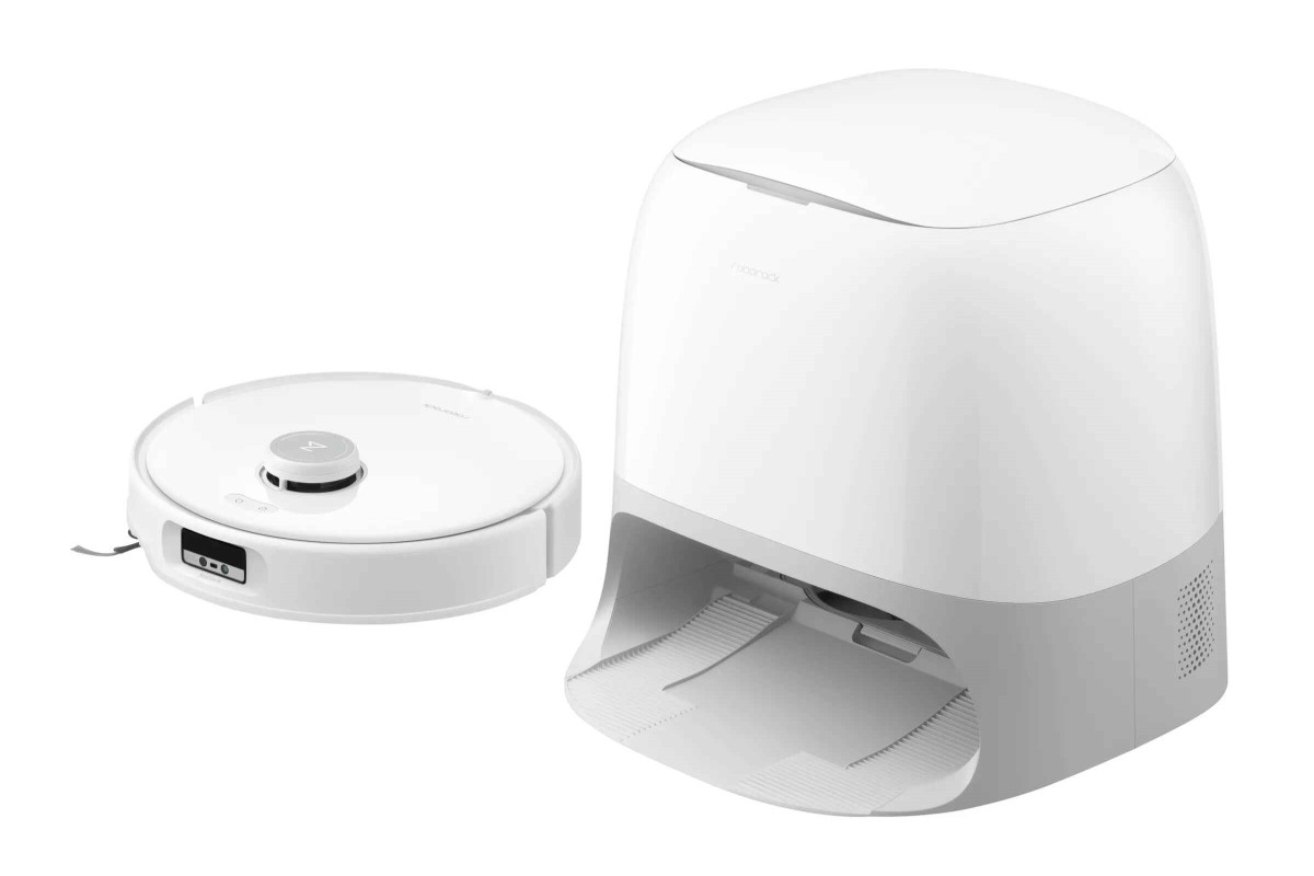Roborock Qrevo Curv bên cạnh dock đa năng