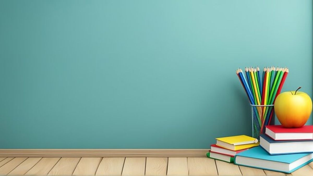Mẫu powerpoint 20/11 có hình ảnh sách vở, đồ dùng học tập và bảng xanh.