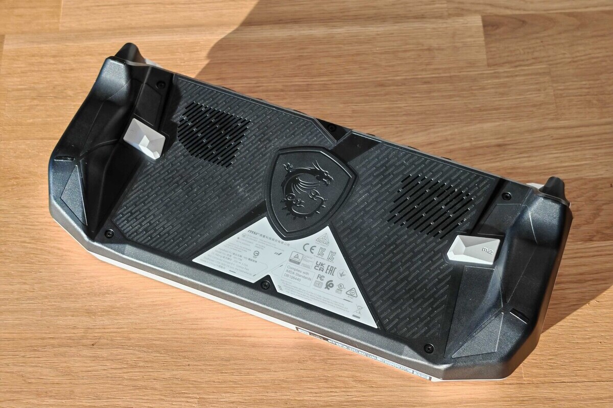 Thiết kế góc cạnh và gaming hơn