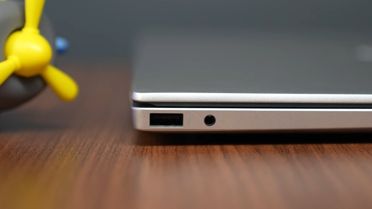 Cạnh trái máy lại khá trống trải