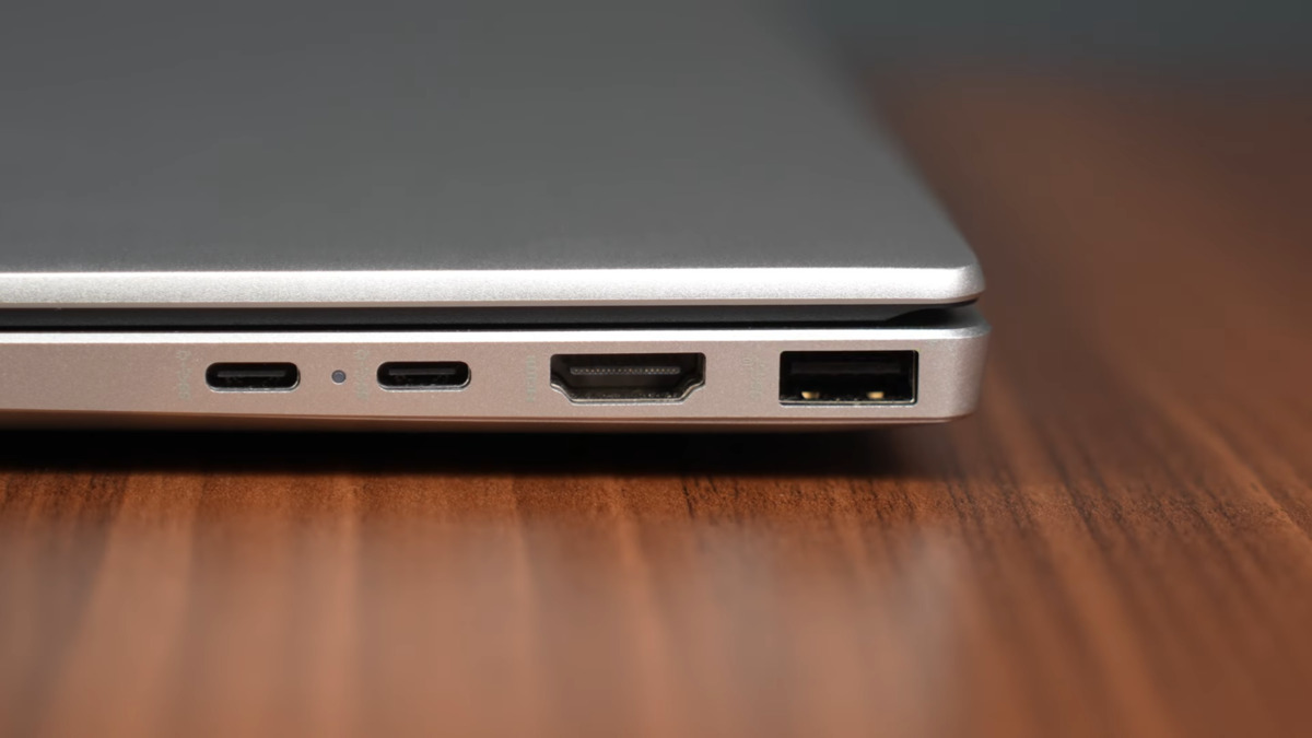 Phần lớn các cổng tập trung ở cạnh phải của máy