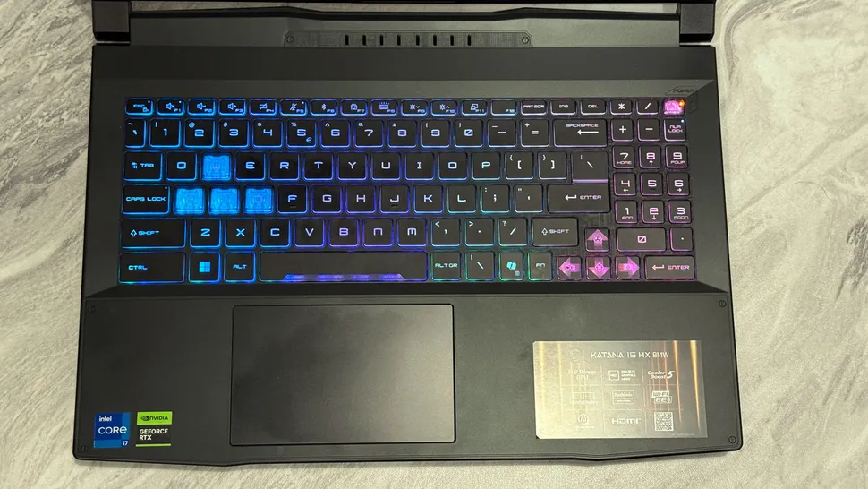 Bàn phím của MSI Katana 15 HX được hoàn thiện tốt, song vẫn chưa có gì vượt trội