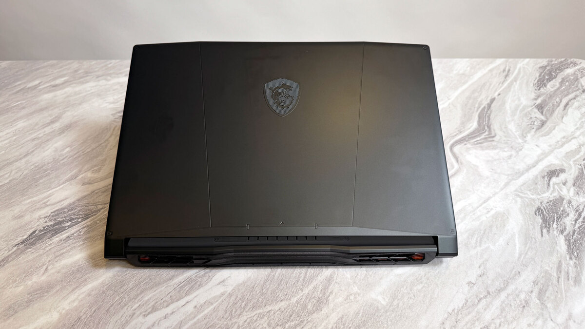 Thiết kế của MSI Katana 15 HX khá đơn giản so với một mẫu laptop gaming