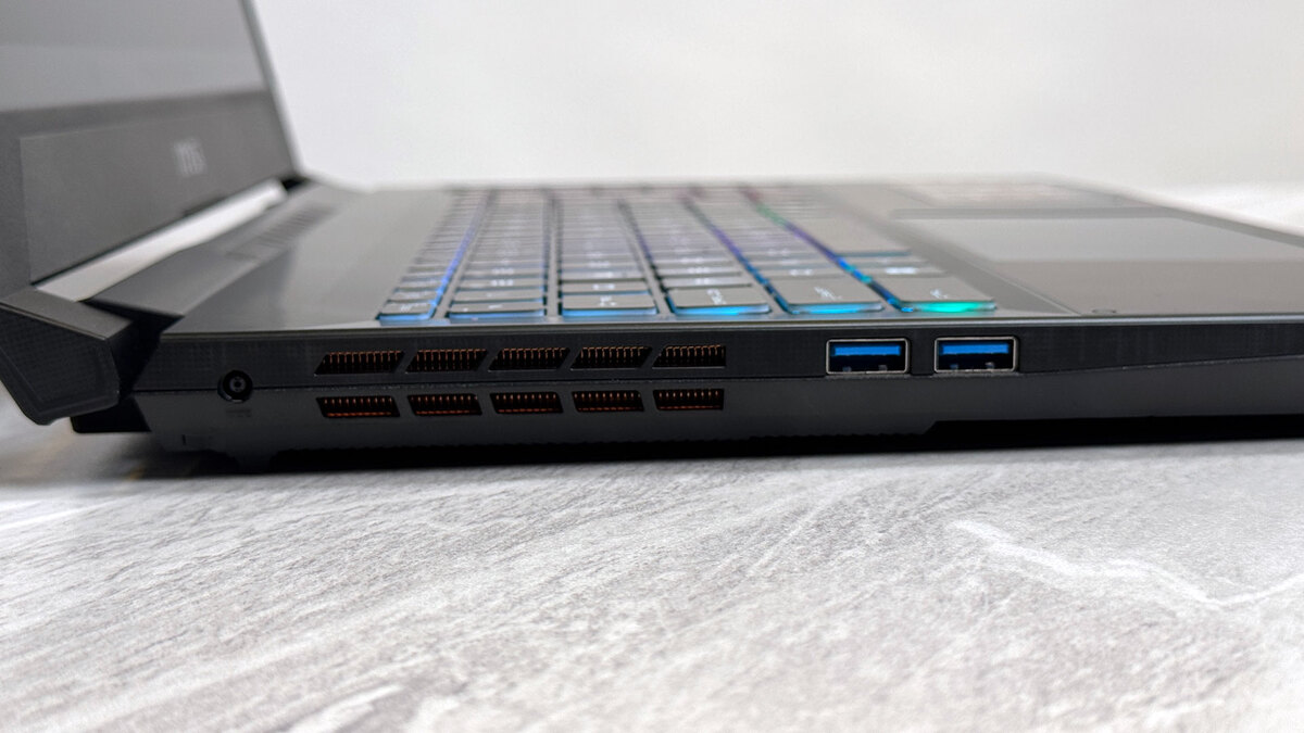 Cạnh trái của MSI Katana 15 HX