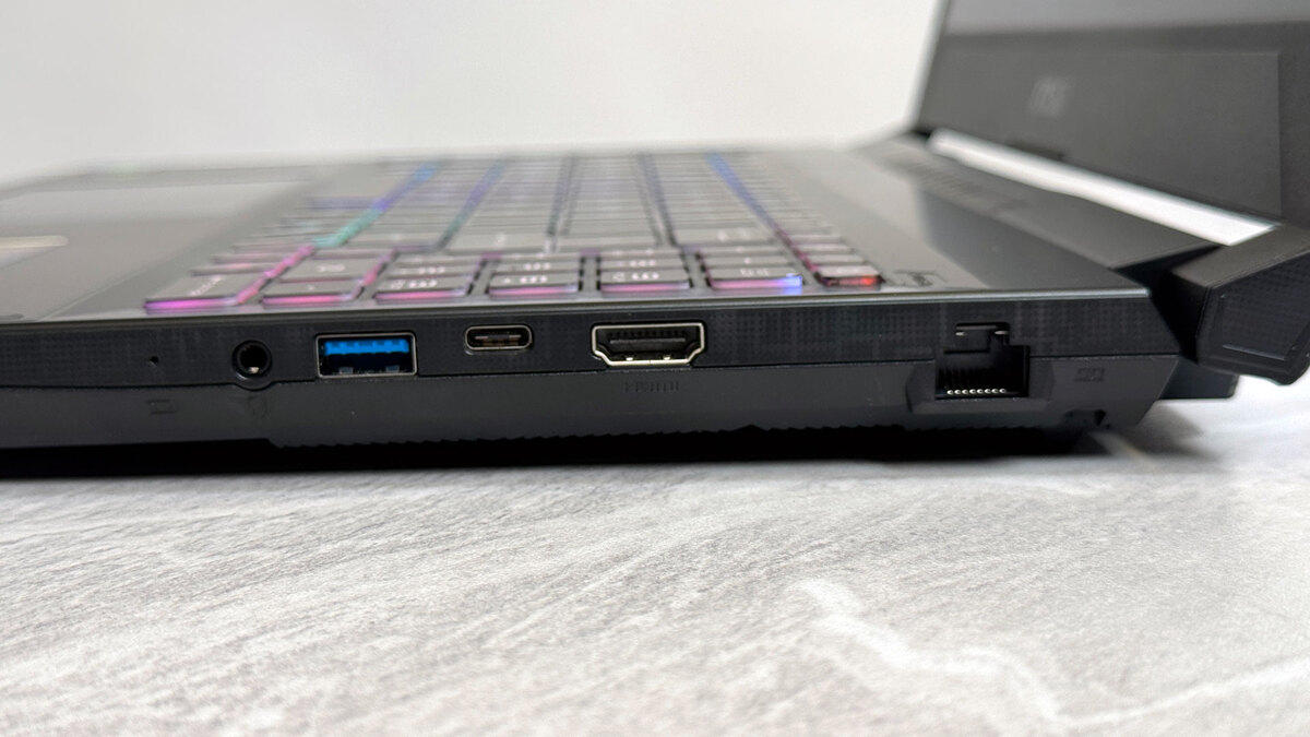 Cạnh phải của MSI Katana 15 HX