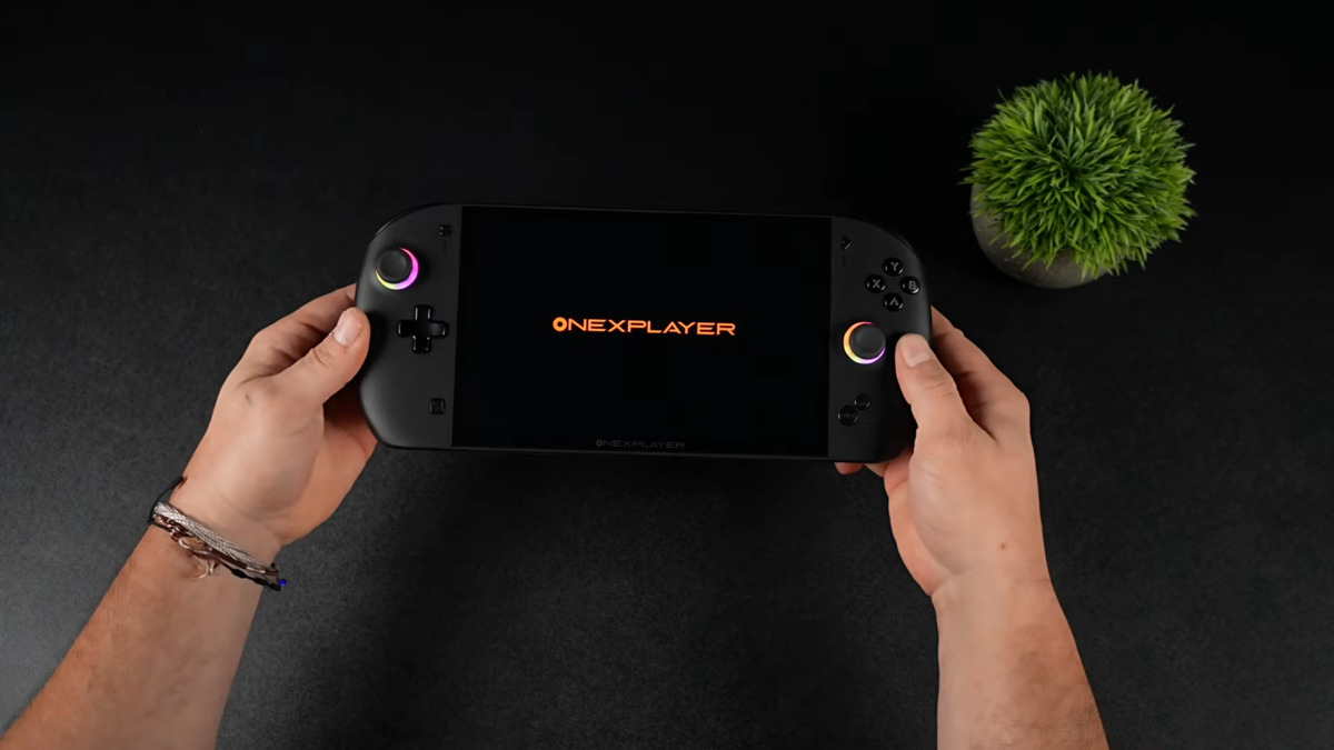 Trên tay ONEXFLY APEX: Máy chơi game cầm tay khủng long với AMD Ryzen AI Max+ 395, 128GB RAM, giá không rẻ