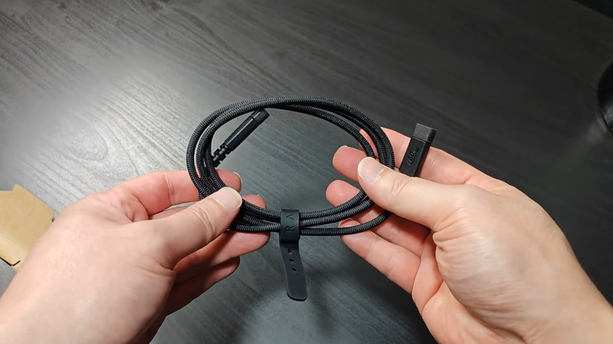 Cáp USB bọc dù đi kèm sản phẩm