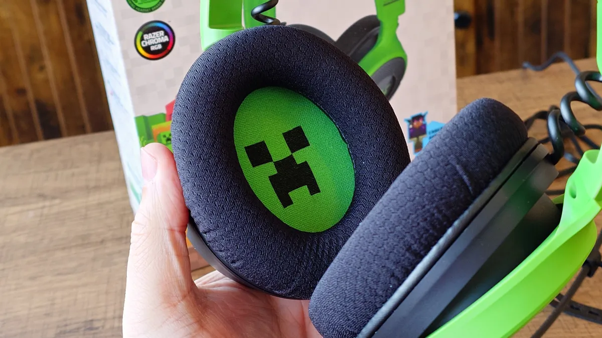 Hình ảnh khuôn mặt Creeper xuất hiện xuyên suốt bộ sưu tập Razer Minecraft
