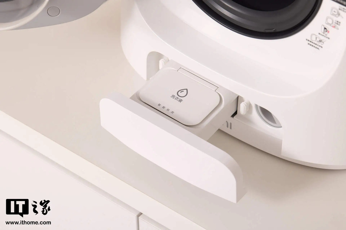 Phía dưới tích hợp ngăn chứa nước giặt xả