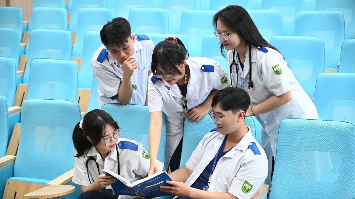 Phân tích nhóm ngành có điểm chuẩn cao tại PNTU 2025