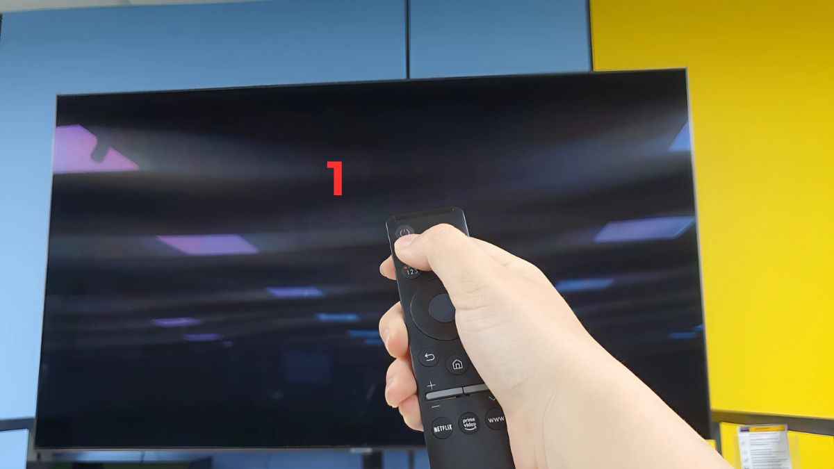 Kiểm tra tivi Samsung có chức năng tìm kiếm bằng giọng nói bước 1