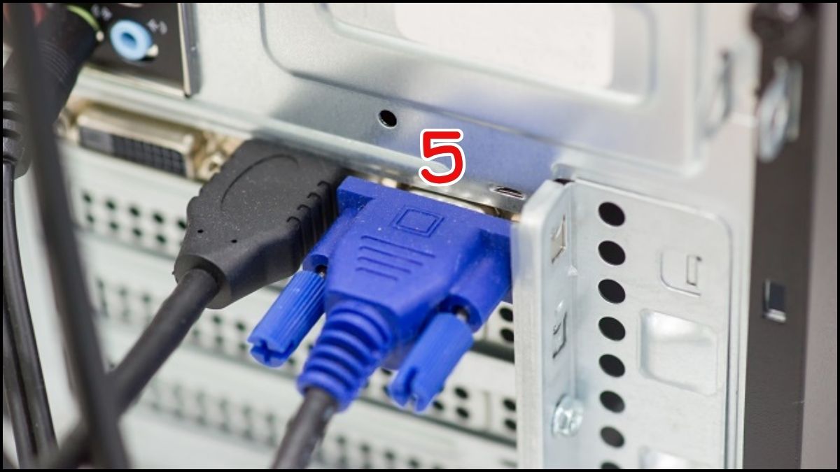 cách chỉnh màn hình máy tính bị lệch bằng kiểm tra lại dây cáp kết nối bước 3