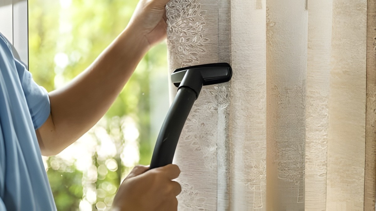 chuẩn bị trước khi thực hiện cách giặt rèm cửa bằng máy giặt - giũ bụi