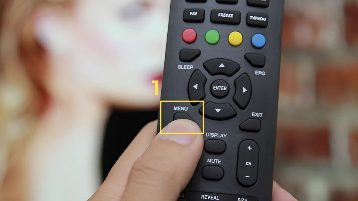 Cách kiểm tra model tivi Samsung trên menu bước 1