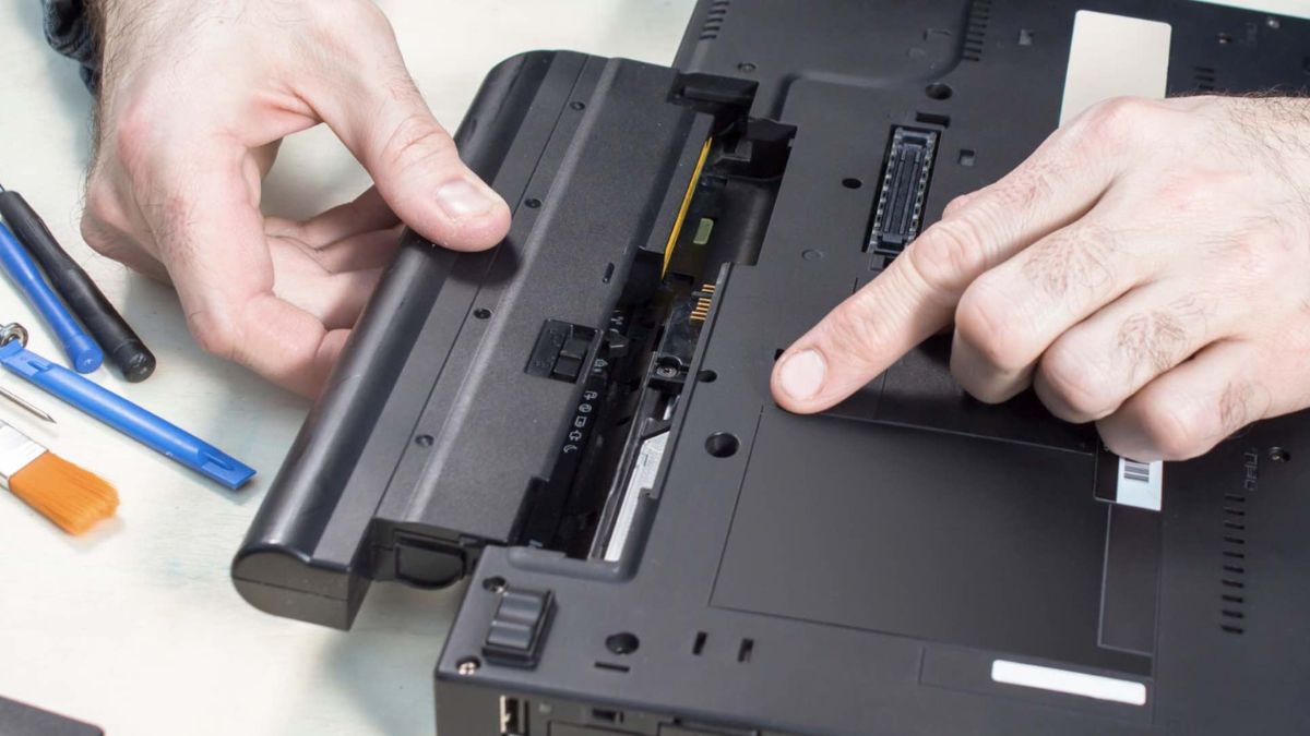 Cách mở laptop Dell không có nút nguồn bằng cách cắm sạc