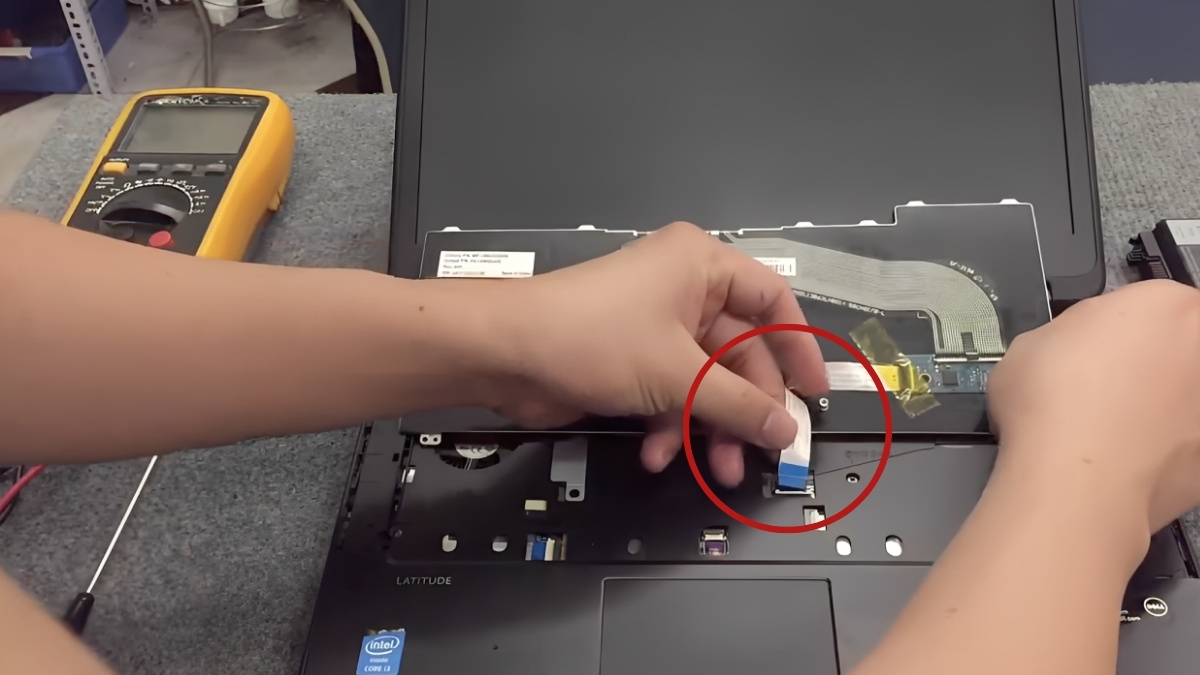 Cách lắp lại bàn phím laptop Dell sau khi tháo bước 1