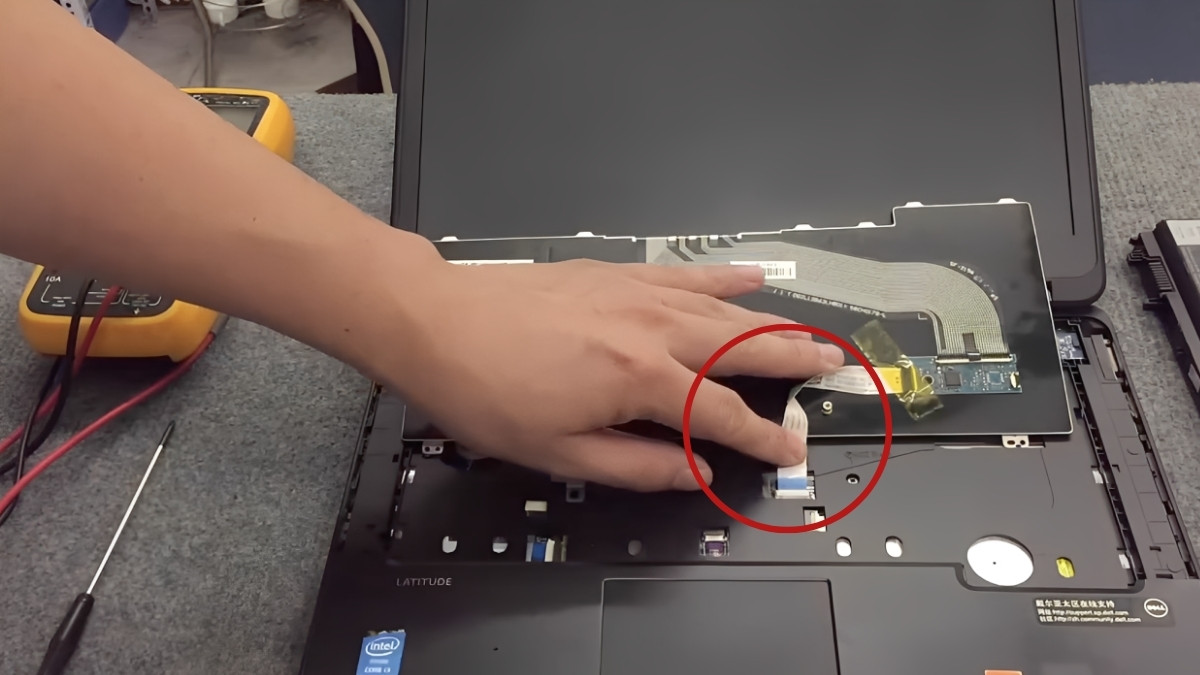 Cách lắp lại bàn phím laptop Dell sau khi tháo bước 1 tiếp theo