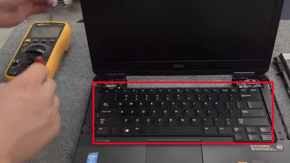 Cách lắp lại bàn phím laptop Dell sau khi tháo bước 2