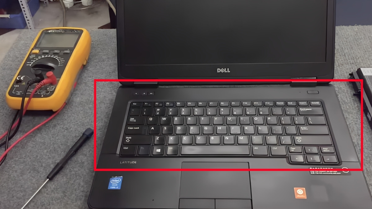 Cách lắp lại bàn phím laptop Dell sau khi tháo bước 2