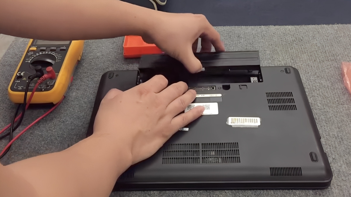 Hướng dẫn chi tiết cách tháo bàn phím laptop Dell bước 1