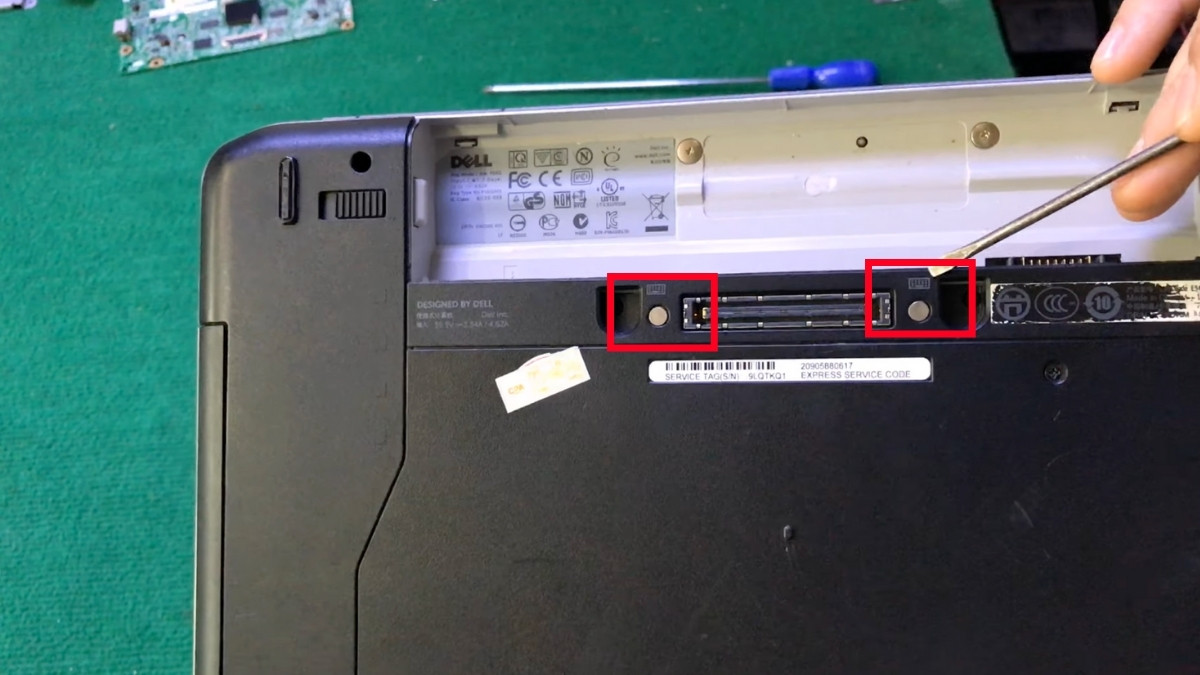 Hướng dẫn chi tiết cách tháo bàn phím laptop Dell bước 2 tiếp theo