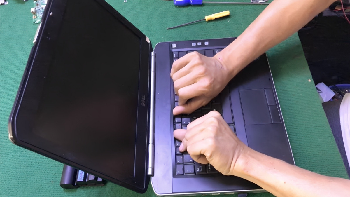 Hướng dẫn chi tiết cách tháo bàn phím laptop Dell bước 2