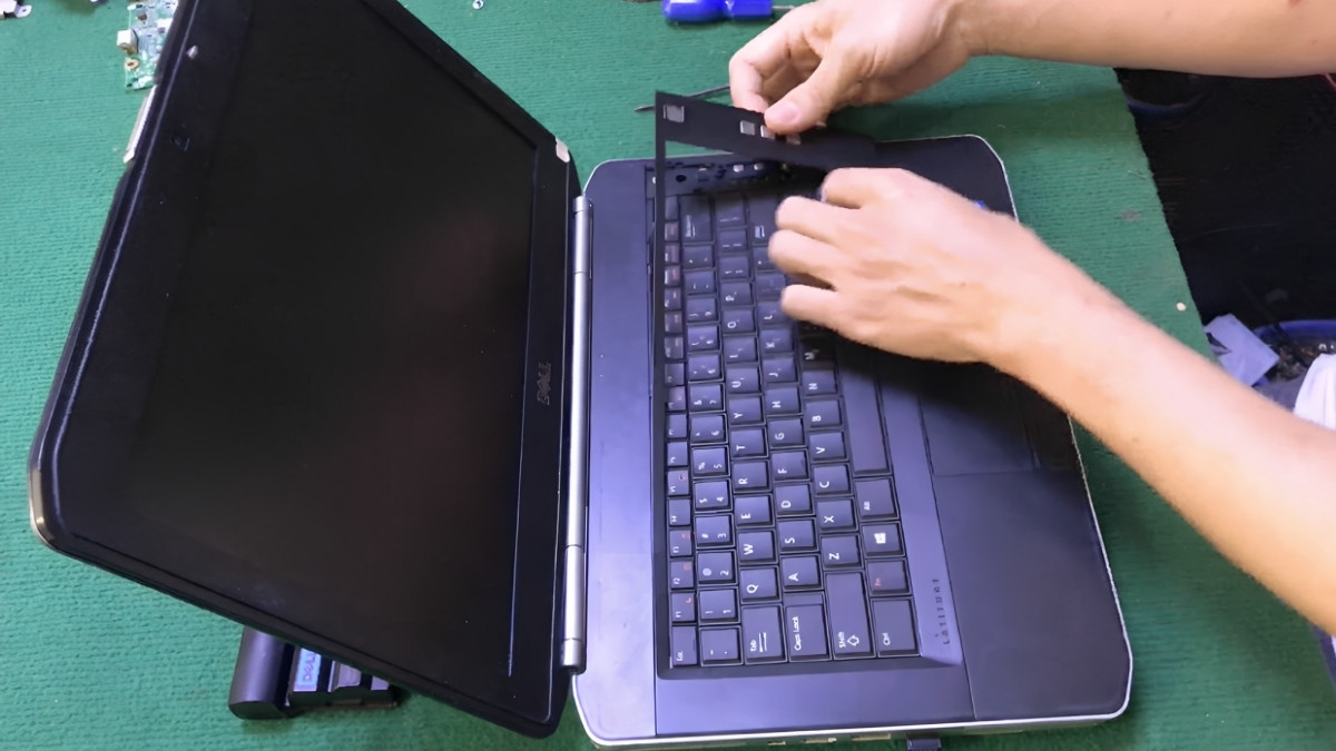 Hướng dẫn chi tiết cách tháo bàn phím laptop Dell bước 2 tiếp theo