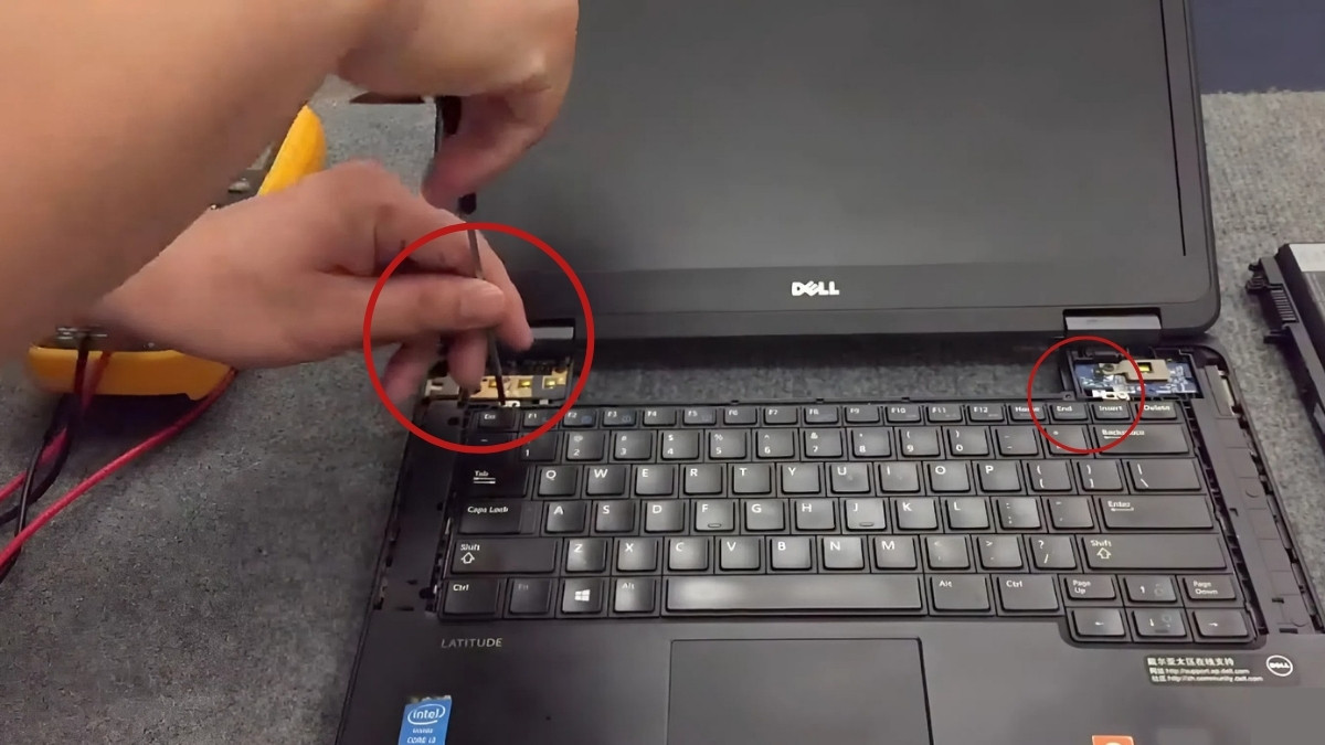 Hướng dẫn chi tiết cách tháo bàn phím laptop Dell bước 2 tiếp theo