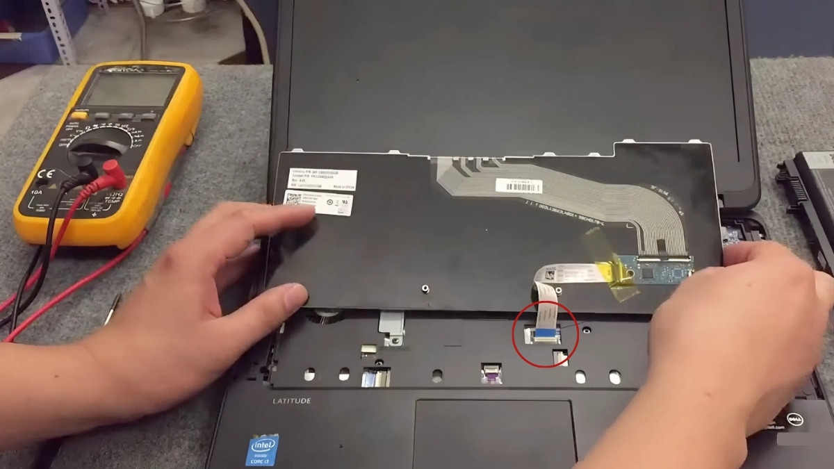 Hướng dẫn chi tiết cách tháo bàn phím laptop Dell bước 3