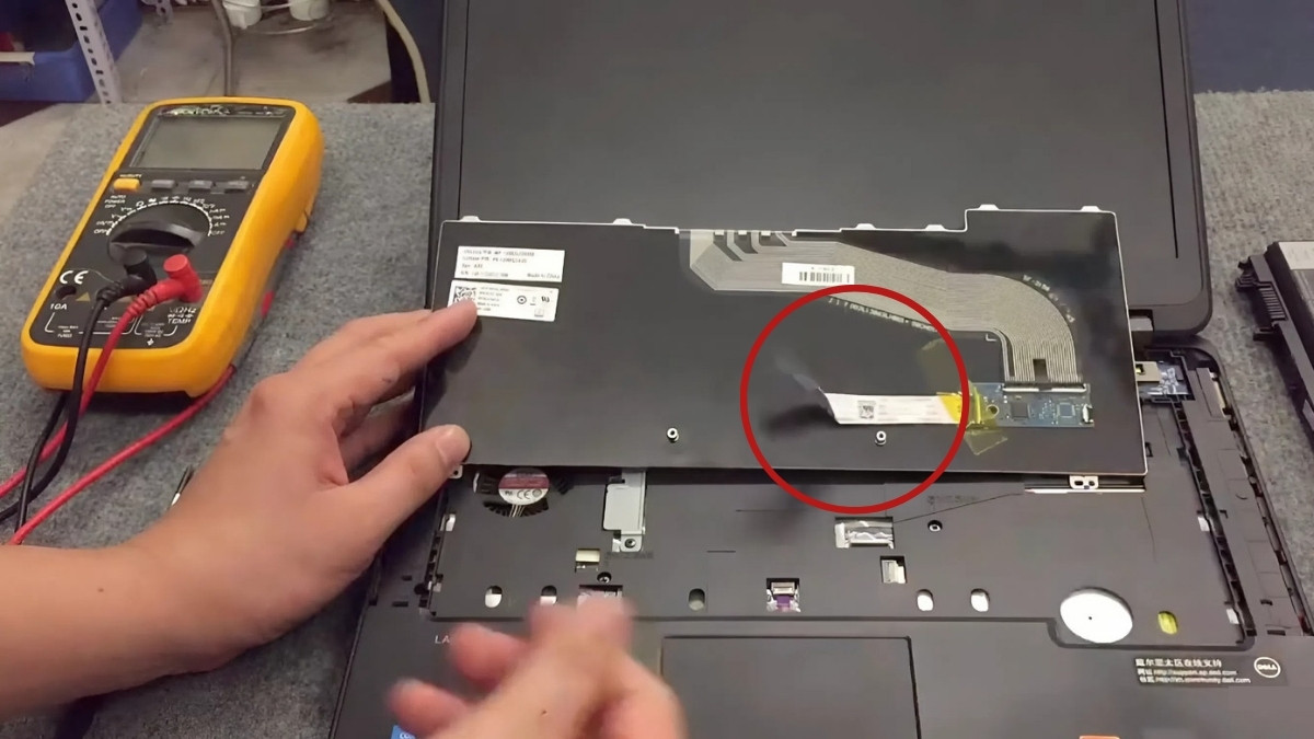 Hướng dẫn chi tiết cách tháo bàn phím laptop Dell bước 3 tiếp theo