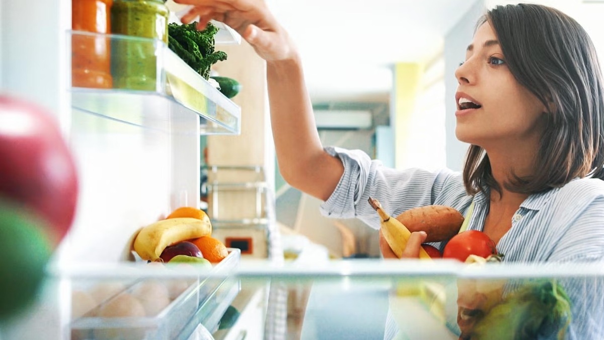 chuẩn bị trước khi thực hiện cách vận chuyển tủ lạnh - Lấy hết thực phẩm và khay kệ