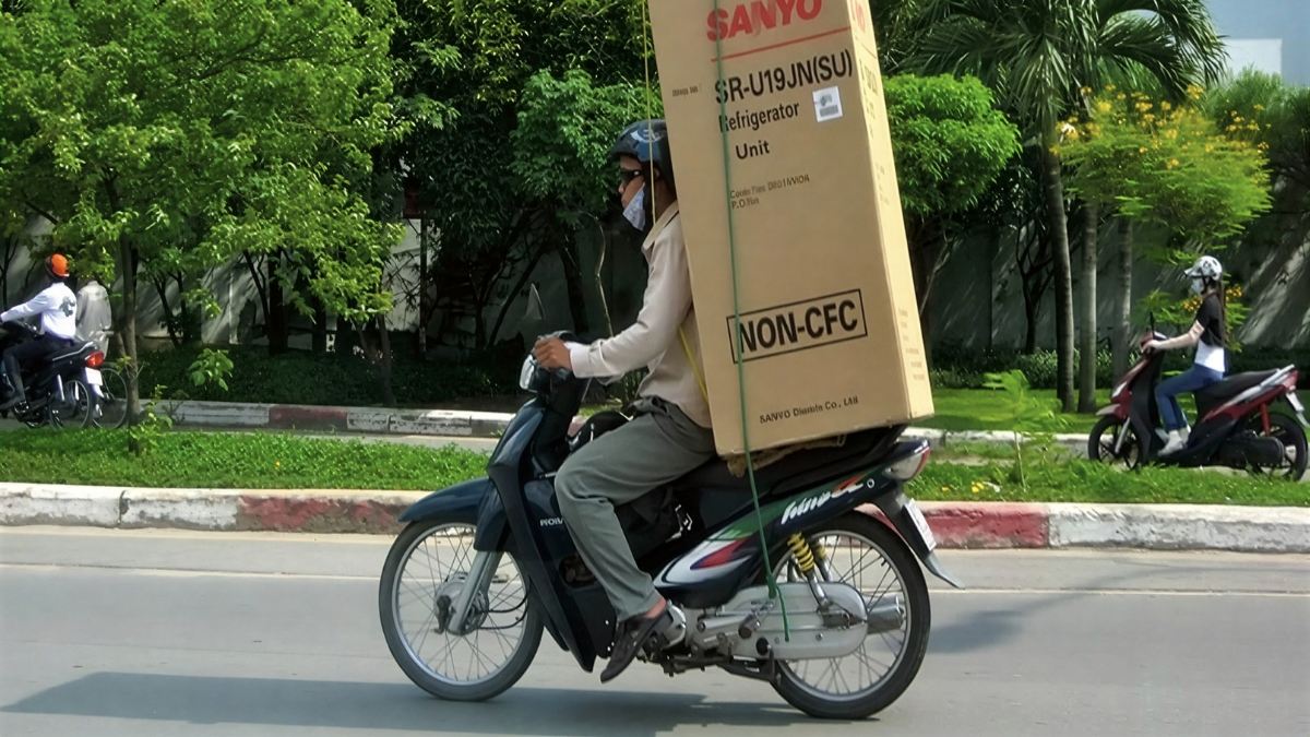 Cách vận chuyển tủ lạnh bằng xe máy