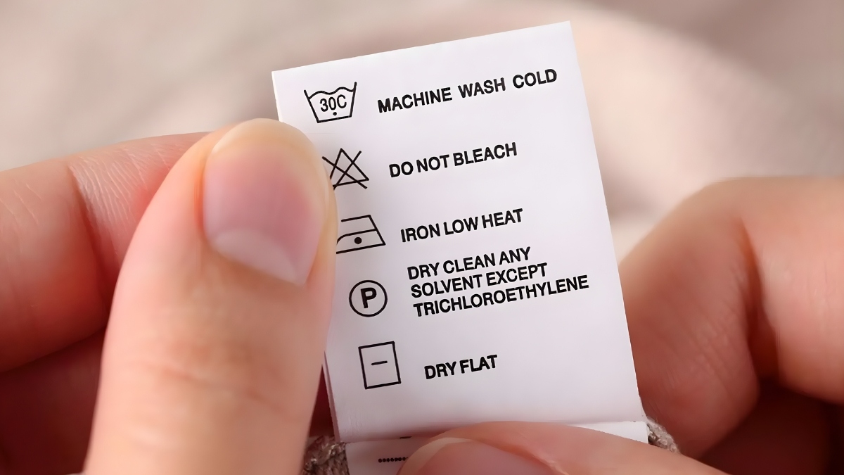 Kiểm tra nhãn hướng dẫn trên gối trước khi giặt